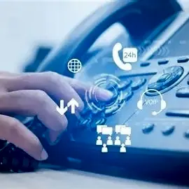 Mão discando num telefone IP de mesa, com ícones de chamada, atendimento 24h e VoIP